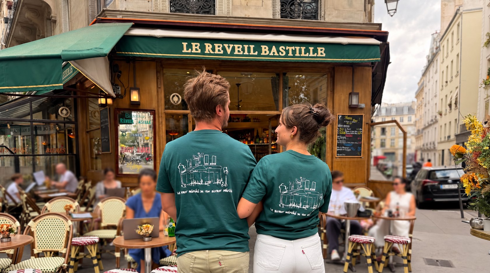Deux membres de l’équipe en t-shirts verts devant la terrasse du Réveil Bastille